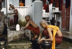 03- Monjes lavando cuencos.jpg